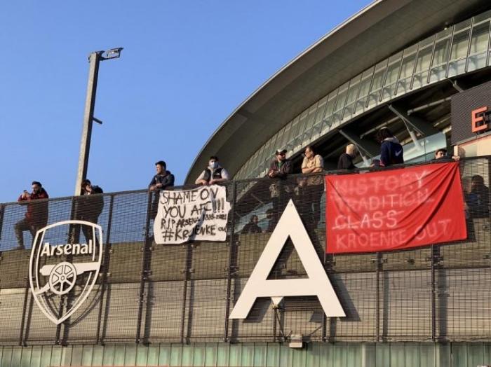 阿森纳球迷球场外挂横幅抗议欧超: 克伦克OUT!