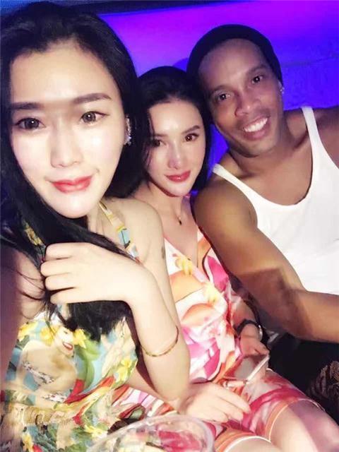 颜值不高，名气不如小罗，为何小罗破产，卡洛斯还能年入百万？