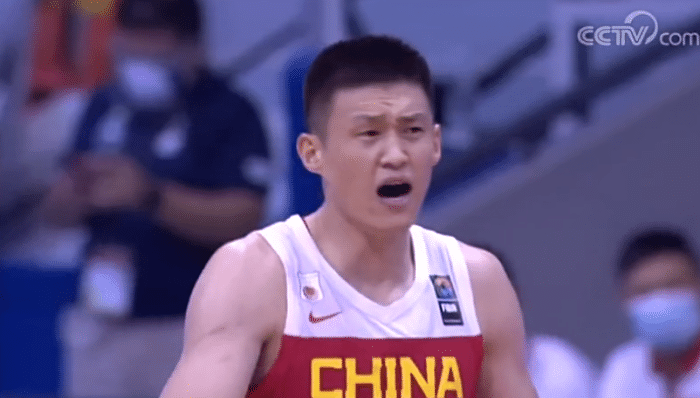 中国男篮击败日本！周鹏16分赵继伟遭驱逐，杜锋训斥球员又骂人了