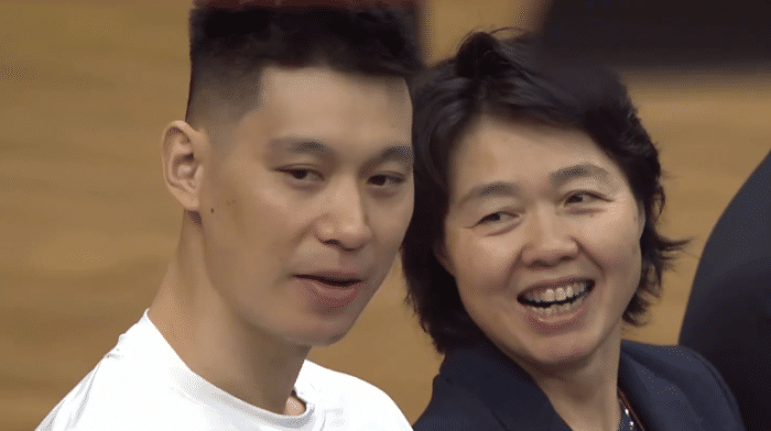 巨星待遇！林书豪现身京沪大战，与秦总热聊，身穿护腰为首钢助威