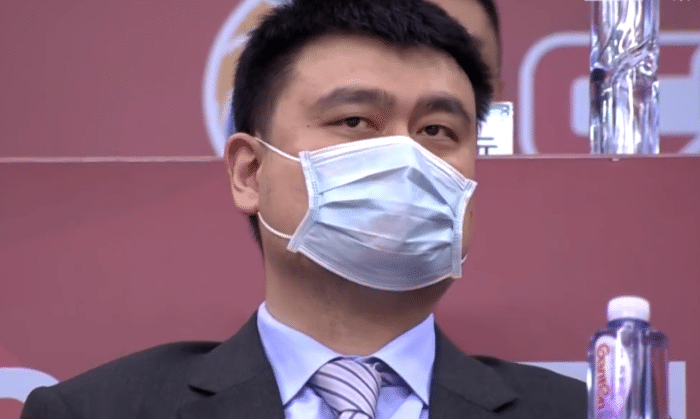 姚明观战!韩德君膝盖顶翻杜润旺,刘志轩违体,胡明轩痛苦倒地