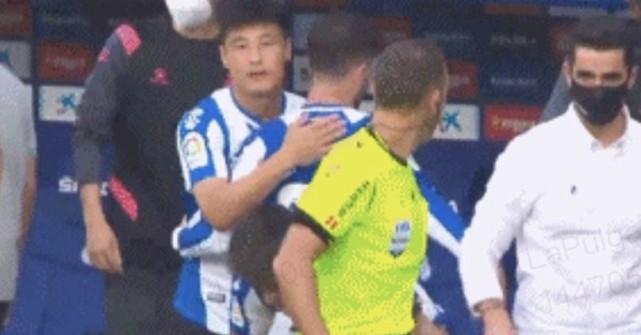 有排面！武磊与本泽马交换球衣！踢皇马5次传球全部成功，制造1次威胁