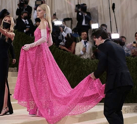 贝克汉姆长子出席MetGala！给未婚妻铺裙摆，为丈母娘系鞋带