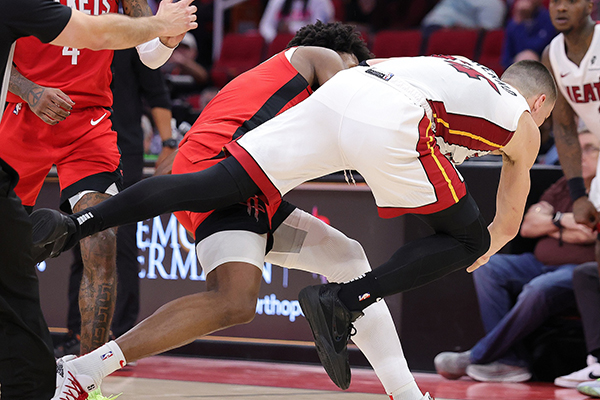 NBA赛场大乱斗！6人被驱逐 希罗赛后嘲讽火箭 多人或遭禁赛