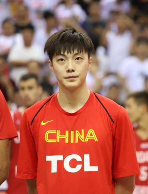 被新疆男篮训练营淘汰，无球可打的胡明轩是如何来到广东男篮的？