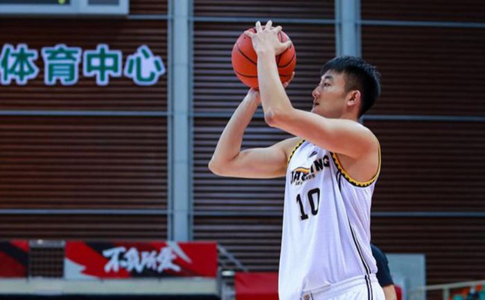 杨鸣具备耐心！26岁辽篮天才在CBA有两个选择，和女友处事低调