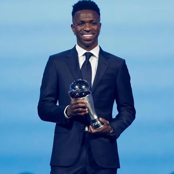 FIFA最佳得主维尼修斯：发文庆功现尴尬，拼写错误难掩赛场光芒？