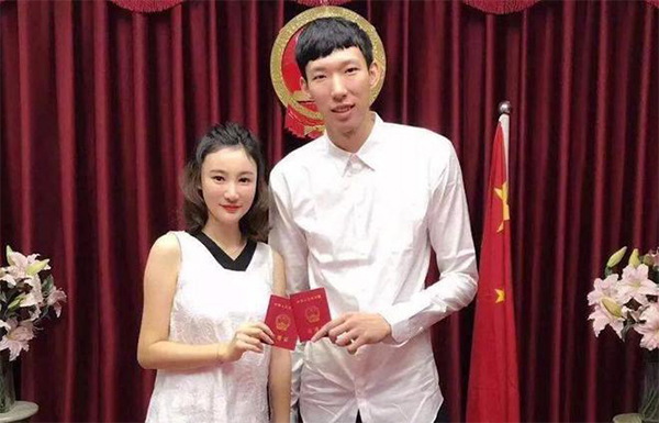 拒绝续约，曝周琦离队广东，胡明轩喝奶茶被批，阿联退役门票2800