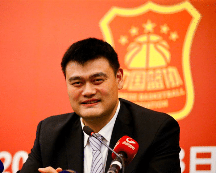姚明终于出手！国际篮联点名2位CBA裁判！球迷：丢人丢大了