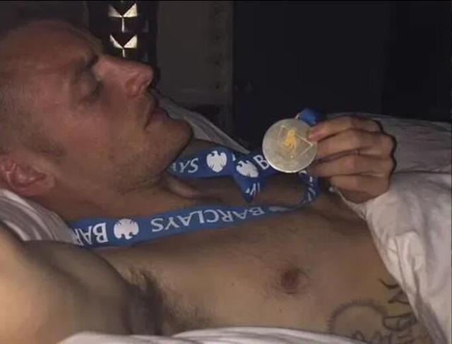 妻子：瓦尔迪睡觉都戴着足总杯奖牌