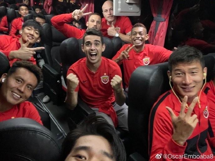 这氛围! 奥斯卡微博晒庆祝合影: 稳稳的, 接着干!